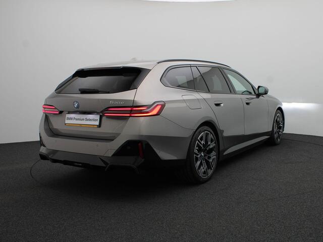 BMW 5-SERIE Touring 530e M Sport Edition | Innovation Pack | Stuurwielrand Verwarmd | Trekhaak | Panoramadak | Driving Assistant Plus | Harman Kardon | 20''