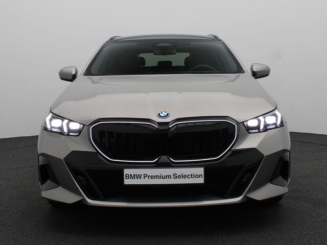 BMW 5-SERIE Touring 530e M Sport Edition | Innovation Pack | Stuurwielrand Verwarmd | Trekhaak | Panoramadak | Driving Assistant Plus | Harman Kardon | 20''