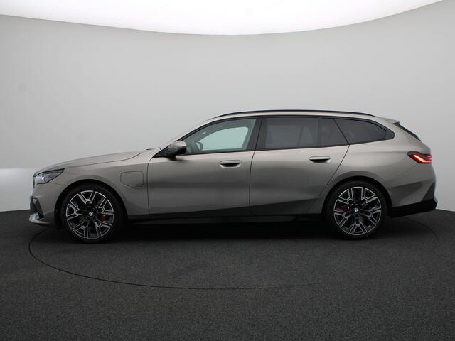 BMW 5-SERIE Touring 530e M Sport Edition | Innovation Pack | Stuurwielrand Verwarmd | Trekhaak | Panoramadak | Driving Assistant Plus | Harman Kardon | 20''