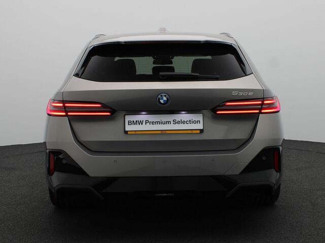 BMW 5-SERIE Touring 530e M Sport Edition | Innovation Pack | Stuurwielrand Verwarmd | Trekhaak | Panoramadak | Driving Assistant Plus | Harman Kardon | 20''