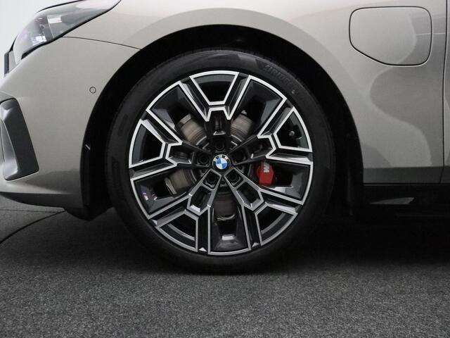 BMW 5-SERIE Touring 530e M Sport Edition | Innovation Pack | Stuurwielrand Verwarmd | Trekhaak | Panoramadak | Driving Assistant Plus | Harman Kardon | 20''