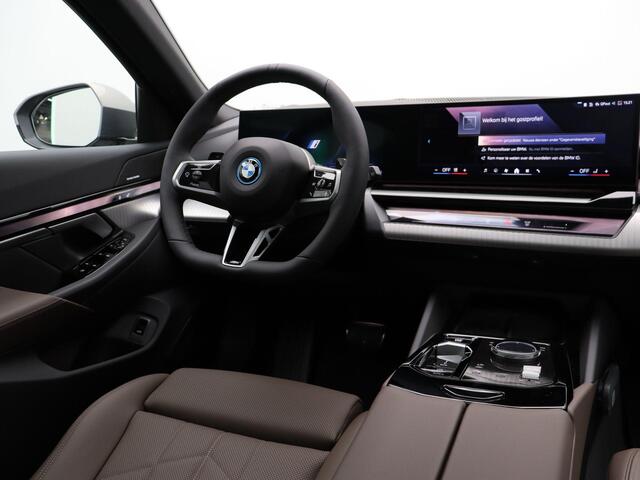 BMW 5-SERIE Touring 530e M Sport Edition | Innovation Pack | Stuurwielrand Verwarmd | Trekhaak | Panoramadak | Driving Assistant Plus | Harman Kardon | 20''