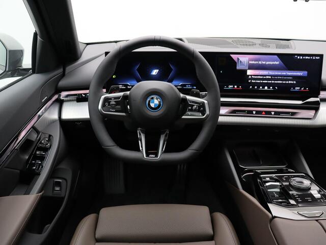 BMW 5-SERIE Touring 530e M Sport Edition | Innovation Pack | Stuurwielrand Verwarmd | Trekhaak | Panoramadak | Driving Assistant Plus | Harman Kardon | 20''