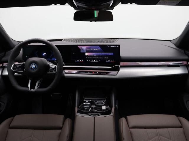 BMW 5-SERIE Touring 530e M Sport Edition | Innovation Pack | Stuurwielrand Verwarmd | Trekhaak | Panoramadak | Driving Assistant Plus | Harman Kardon | 20''