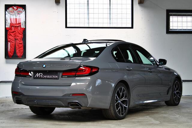 BMW 5-SERIE 530i High Executive | M-Sport | 19 inch | Schuifdak | Keyless | Adapt. Cruise | NL auto | BTW |