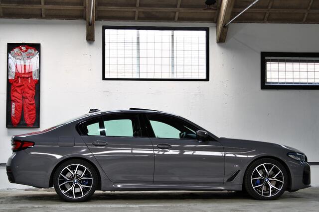 BMW 5-SERIE 530i High Executive | M-Sport | 19 inch | Schuifdak | Keyless | Adapt. Cruise | NL auto | BTW |