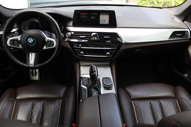 BMW 5-SERIE Touring 530i High Executive M-sport | Incl. 12 maanden garantie | Panoramadak | Dodehoek detectie | Geheugenstoelen | Parkeercamera | Standkachel | Head-up display | Elektrisch uitklapbare trekhaak | Stoelverwarming | Draadloze telefoonlader | Luxe leder