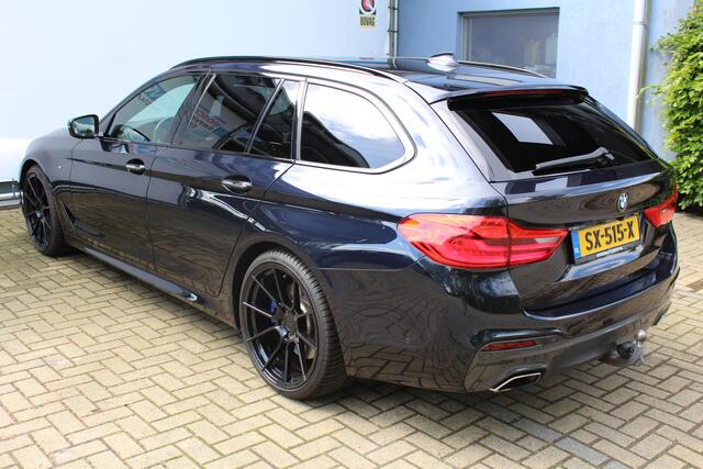 BMW 5-SERIE Touring 530i High Executive M-sport | Incl. 12 maanden garantie | Panoramadak | Dodehoek detectie | Geheugenstoelen | Parkeercamera | Standkachel | Head-up display | Elektrisch uitklapbare trekhaak | Stoelverwarming | Draadloze telefoonlader | Luxe leder