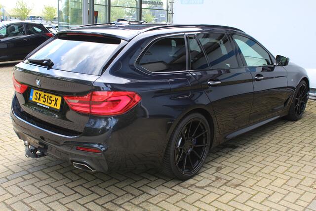 BMW 5-SERIE Touring 530i High Executive M-sport | Incl. 12 maanden garantie | Panoramadak | Dodehoek detectie | Geheugenstoelen | Parkeercamera | Standkachel | Head-up display | Elektrisch uitklapbare trekhaak | Stoelverwarming | Draadloze telefoonlader | Luxe leder