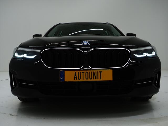 BMW 5-SERIE Touring 530e xDrive | LED Grille | Leder | Camera | Adaptive Cruise | Sfeerlicht | Dodehoek | Carplay