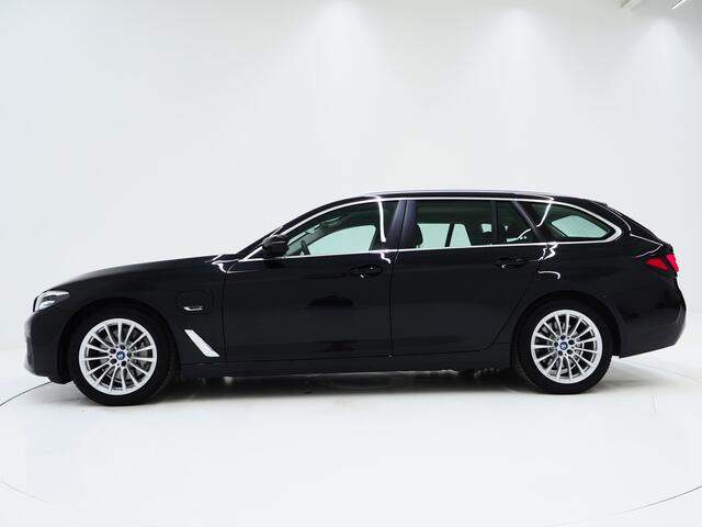 BMW 5-SERIE Touring 530e xDrive | LED Grille | Leder | Camera | Adaptive Cruise | Sfeerlicht | Dodehoek | Carplay