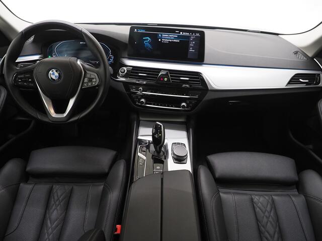 BMW 5-SERIE Touring 530e xDrive | LED Grille | Leder | Camera | Adaptive Cruise | Sfeerlicht | Dodehoek | Carplay