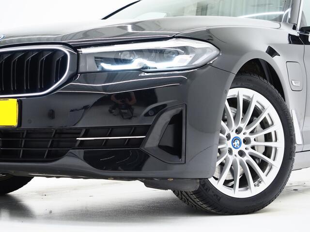 BMW 5-SERIE Touring 530e xDrive | LED Grille | Leder | Camera | Adaptive Cruise | Sfeerlicht | Dodehoek | Carplay