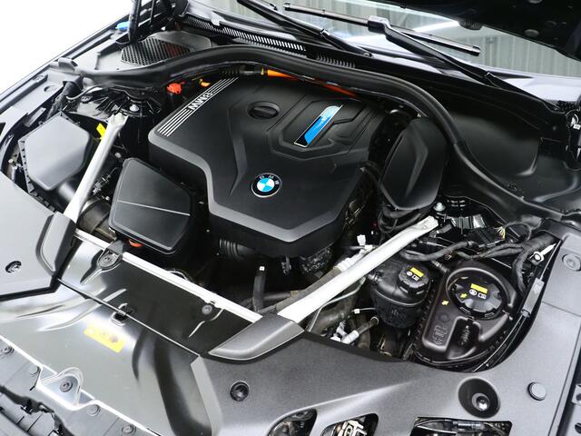 BMW 5-SERIE Touring 530e xDrive | LED Grille | Leder | Camera | Adaptive Cruise | Sfeerlicht | Dodehoek | Carplay