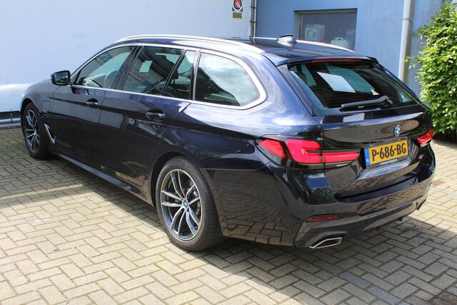 BMW 5-SERIE Touring 520e Business Edition Plus M-sport | Incl. 12 maanden Garantie | 1e Eigenaar | BMW Laser koplampen | Elektrisch verstelbare stoelen met memory | Stoelverwarming | Apple CarPlay/Android Auto | Elektrisch verstelbaar stuur | Elektrische kofferbakkle