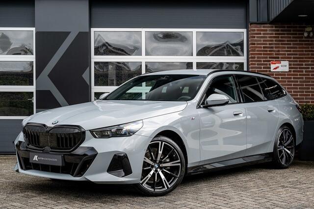 BMW 5-SERIE 520i Touring M Sport | Harman/Kardon | Driving Ass. Plus | Trekhaak | Stoelverwarming | 20' Inch |