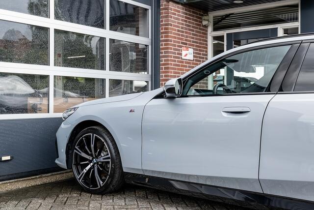 BMW 5-SERIE 520i Touring M Sport | Harman/Kardon | Driving Ass. Plus | Trekhaak | Stoelverwarming | 20' Inch |