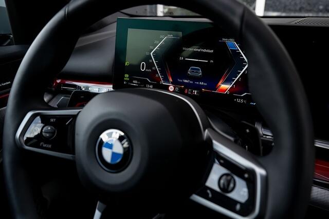 BMW 5-SERIE 520i Touring M Sport | Harman/Kardon | Driving Ass. Plus | Trekhaak | Stoelverwarming | 20' Inch |