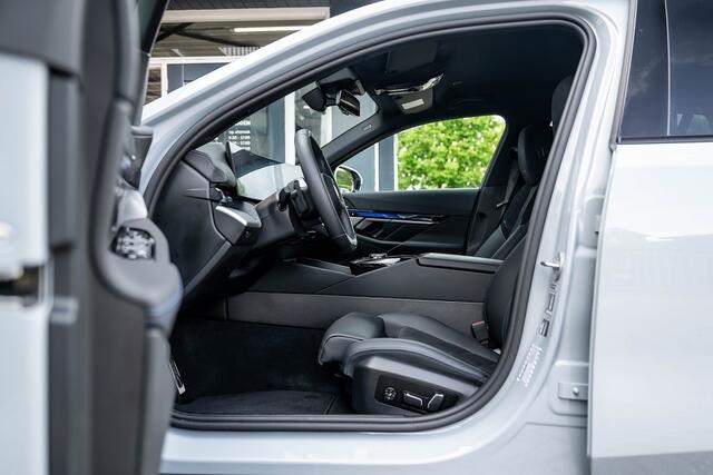 BMW 5-SERIE 520i Touring M Sport | Harman/Kardon | Driving Ass. Plus | Trekhaak | Stoelverwarming | 20' Inch |