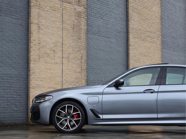 BMW 5-SERIE 530e High Executive M Sport Schuifdak | HUD | Massage | ACC | Comfortstoelen | Haak