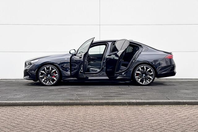 BMW 5-SERIE Sedan 550e xDrive M-Sport PRO | Trekhaak | Adaptive M-Onderstel | Panoramadak | Bowers & Wilkins | Selections 2500