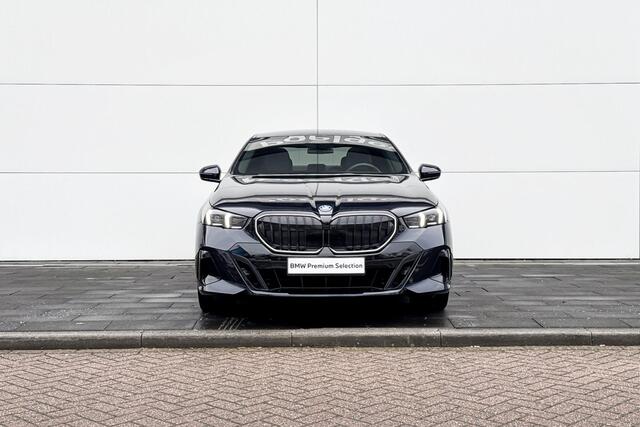 BMW 5-SERIE Sedan 550e xDrive M-Sport PRO | Trekhaak | Adaptive M-Onderstel | Panoramadak | Bowers & Wilkins | Selections 2500