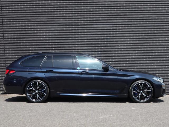 BMW 5-SERIE Touring 530d High Executive M Sport Pakket Automaat / Live Cockpit Professional / Head-Up Display / Panoramadak / Laser / Adaptieve Cruise Control / Stoelverwarming / HiFi / 20 Inch / Sportstoelen voor / DAB