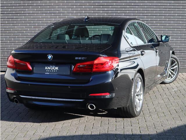 BMW 5-SERIE Sedan 520i High Executive Luxury Line Automaat / Navigatiesysteem Professional / Comfortstoelen / Hifi / LED / Stoelverwarming / Head-Up Display / Neerklapbare Achterbank / Parkeersensoren voor+achter / Chrome Line