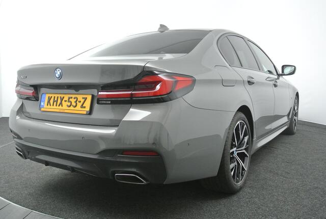 BMW 5-SERIE 545e xDrive M-Sport | Shadow Line | Parking Pack | Sfeerverlichting | Stoel & Stuur Verwarming |