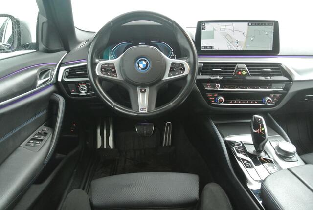BMW 5-SERIE 545e xDrive M-Sport | Shadow Line | Parking Pack | Sfeerverlichting | Stoel & Stuur Verwarming |