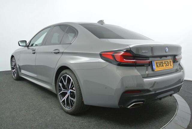 BMW 5-SERIE 545e xDrive M-Sport | Shadow Line | Parking Pack | Sfeerverlichting | Stoel & Stuur Verwarming |