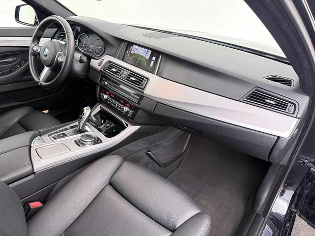 BMW 5-SERIE Touring 520i Aut. M-Pakket Pano/Trekhaak/Camera/Leder/Nav/ El.Klep/Stoelverw.