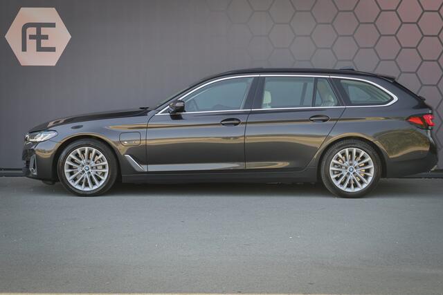 BMW 5-SERIE Touring 530e Business Edition Plus ADAPTIVE | MEMORY | STOELVERWARMING VOOR + ACHTER | PANORAMADAK | CARPLAY | LASERLIGHTS | HEAD UP | TREKHAAK |