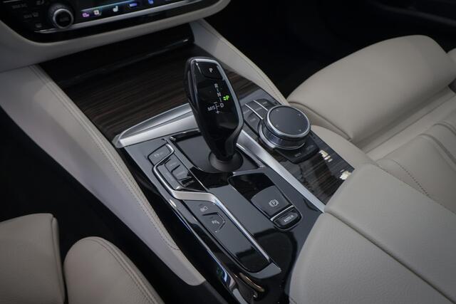 BMW 5-SERIE Touring 530e Business Edition Plus ADAPTIVE | MEMORY | STOELVERWARMING VOOR + ACHTER | PANORAMADAK | CARPLAY | LASERLIGHTS | HEAD UP | TREKHAAK |