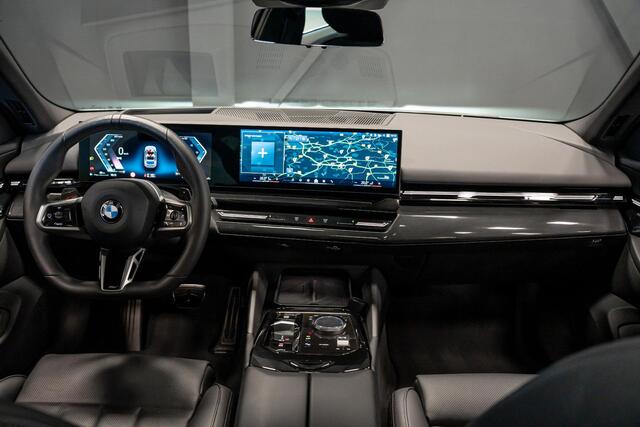 BMW 5-SERIE Touring 540d xDrive *M-Sport Pro / Panorama / Harman-Kardon / HUD / Surround-view*