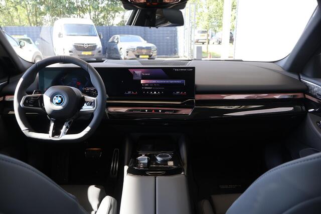 BMW 5-SERIE Touring 530e | M Sport Pro | Driving Assistant Plus | Bowers & Wilkins | Trekhaak | Innovation Pack | Glazen Panoramadak