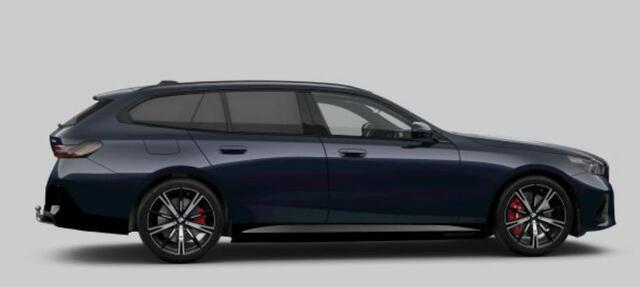 BMW 5-SERIE Touring 550e xDrive M Sport Pro - Trekhaak - Panoramadak - Driving/Parking Assistant Professional - Harman Kardon - Head up - Comfort Access - Iconic Glow - Comfort Pack -