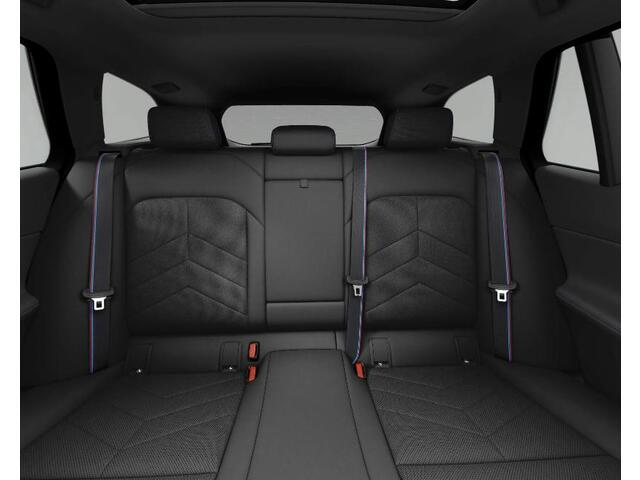 BMW 5-SERIE Touring 550e xDrive M Sport Pro - Trekhaak - Panoramadak - Driving/Parking Assistant Professional - Harman Kardon - Head up - Comfort Access - Iconic Glow - Comfort Pack -
