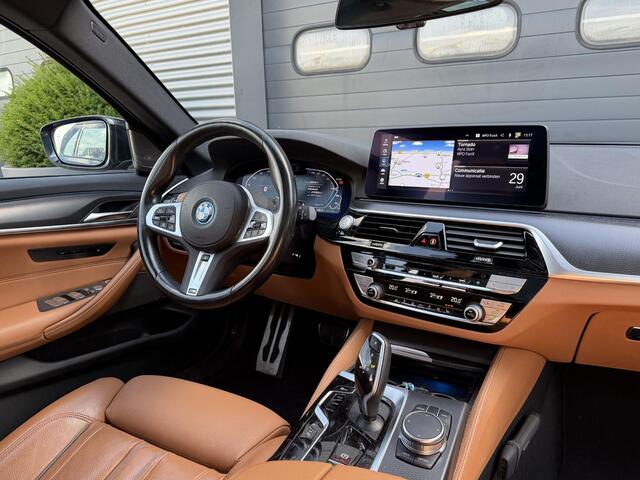 BMW 5-SERIE Touring 530e M-Sport | Panoramadak | Camera | Head-Up Display | Elektrische Trekhaak | Elektrische Achterklep |