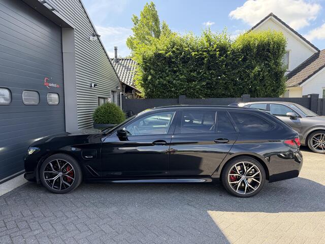 BMW 5-SERIE Touring 530e M-Sport | Panoramadak | Camera | Head-Up Display | Elektrische Trekhaak | Elektrische Achterklep |