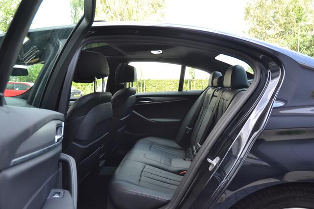 BMW 5-SERIE 520i High Executive M-Sport Schuif/kantel dak | Head up | Memory Seats | stoelverwarming/koeling
