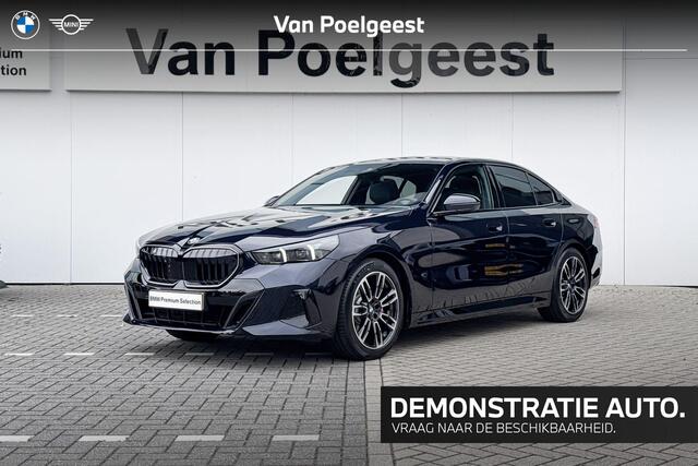BMW 5-SERIE Sedan 520i | Stoelventilatie | Trekhaak | Panoramadak | Comfort Pack |