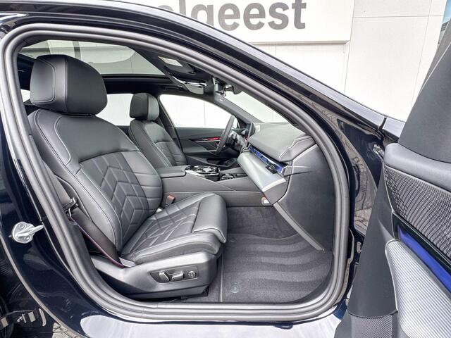 BMW 5-SERIE Sedan 520i | Stoelventilatie | Trekhaak | Panoramadak | Comfort Pack |