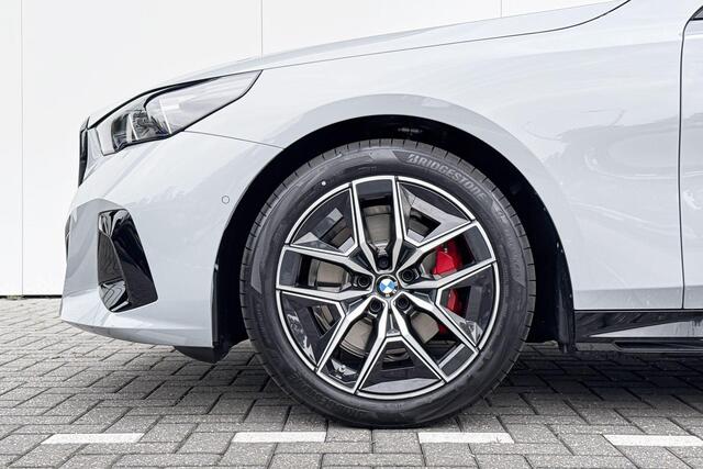 BMW 5-SERIE Touring 520i | Innovation Pack | M Sport | Panoramadak | Bowers & Wilkins |