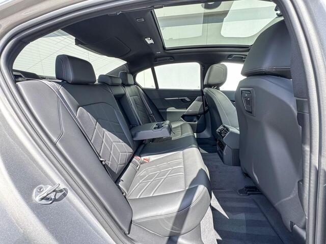 BMW 5-SERIE Sedan 520i | Innovation Pack | M Sport | Travel Pack | Panoramadak |