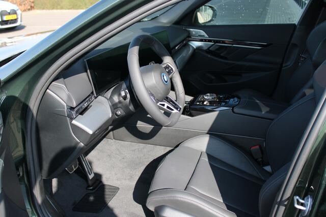 BMW 5-SERIE Touring 530e M Sport Automaat / Panoramadak / Trekhaak / Bowers & Wilkins / M Multifunctionele Stoelen / Adaptieve LED / Parking Assistant Plus / Comfort Access
