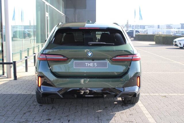 BMW 5-SERIE Touring 530e M Sport Automaat / Panoramadak / Trekhaak / Bowers & Wilkins / M Multifunctionele Stoelen / Adaptieve LED / Parking Assistant Plus / Comfort Access