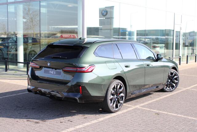 BMW 5-SERIE Touring 530e M Sport Automaat / Panoramadak / Trekhaak / Bowers & Wilkins / M Multifunctionele Stoelen / Adaptieve LED / Parking Assistant Plus / Comfort Access