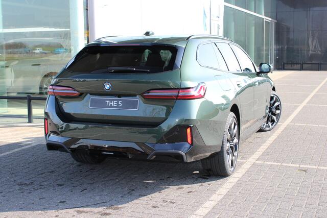 BMW 5-SERIE Touring 530e M Sport Automaat / Panoramadak / Trekhaak / Bowers & Wilkins / M Multifunctionele Stoelen / Adaptieve LED / Parking Assistant Plus / Comfort Access