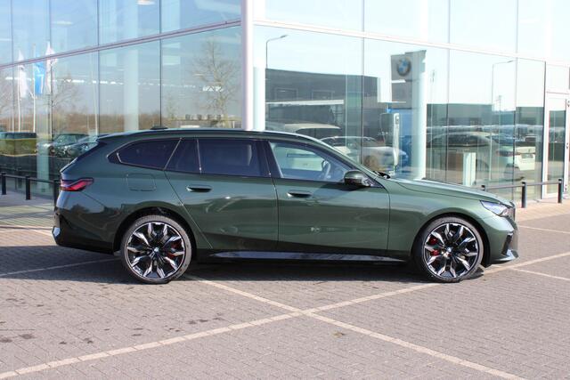 BMW 5-SERIE Touring 530e M Sport Automaat / Panoramadak / Trekhaak / Bowers & Wilkins / M Multifunctionele Stoelen / Adaptieve LED / Parking Assistant Plus / Comfort Access